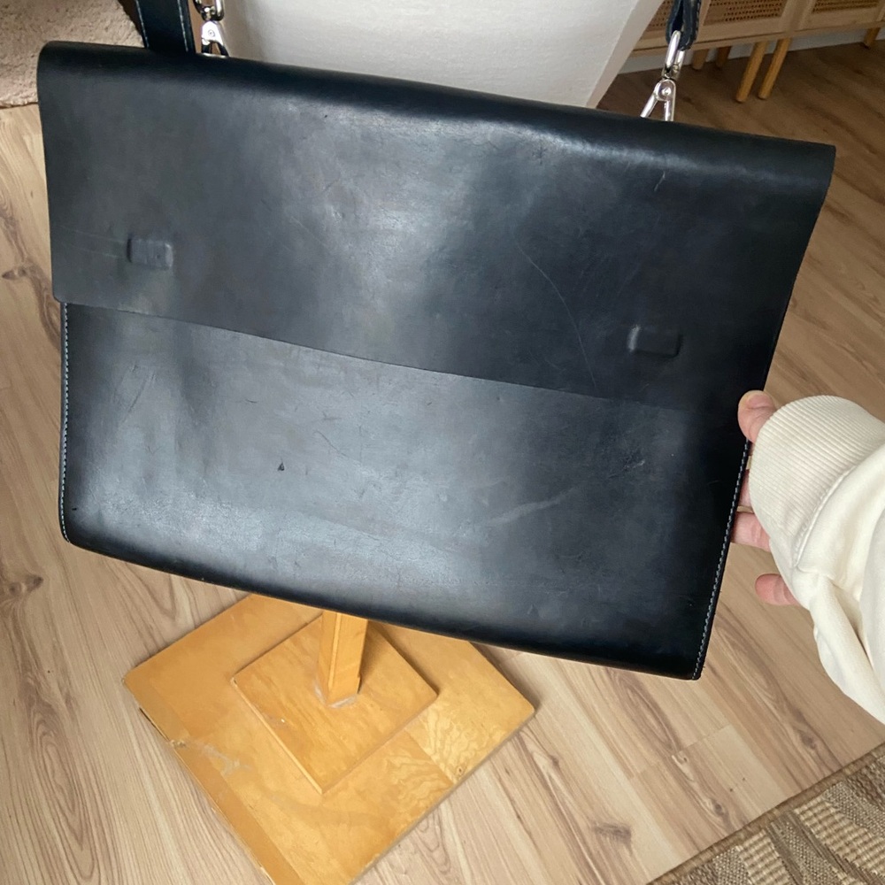 M0851 Elegant Black Leather Messenger Bag - Picture 2 of 11